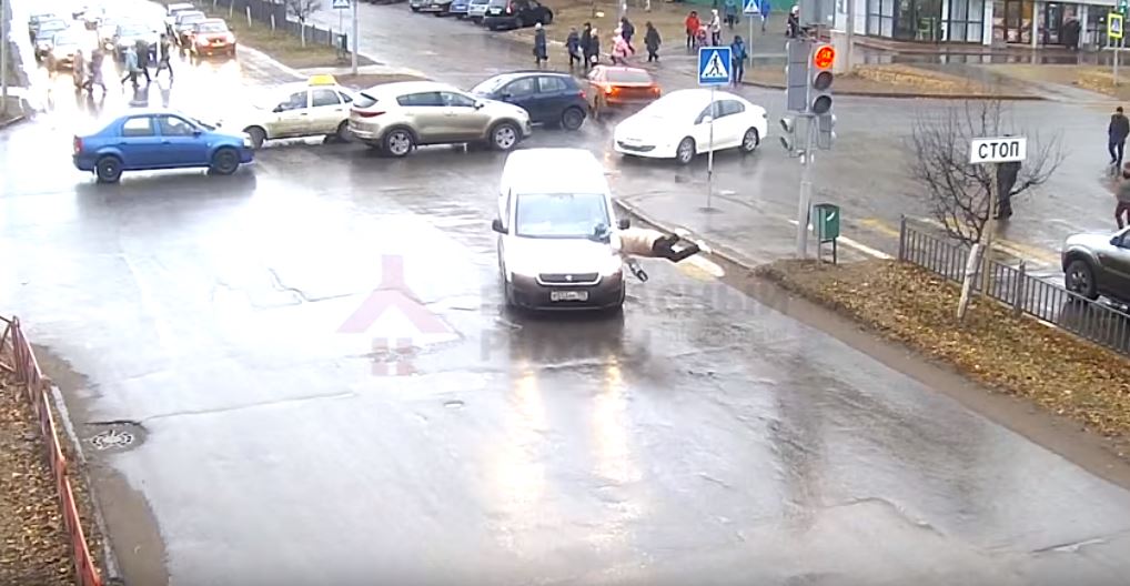 Выехал на встречку, а затем на «зебре» сбил женщину: появилось видео ДТП Заволгой