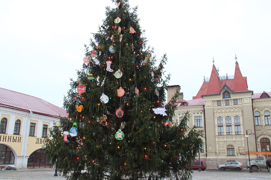 Главную елку Рыбинска украсили особыми игрушками