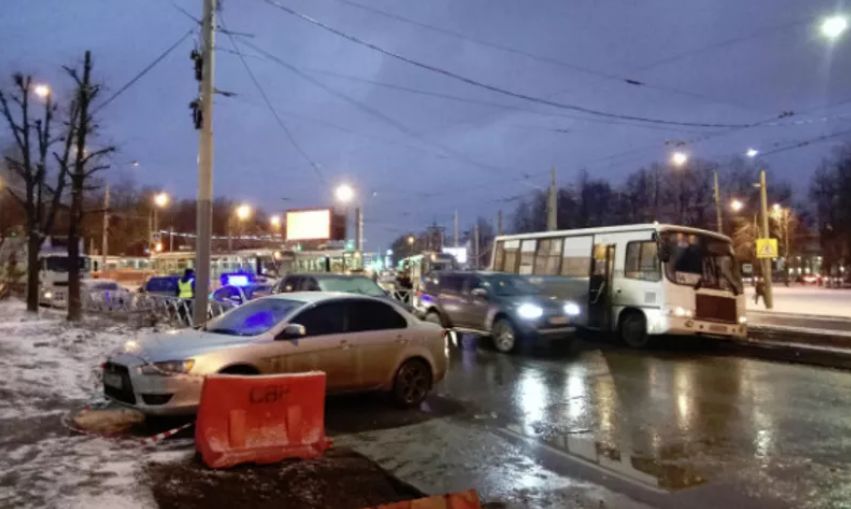 Маршрутка попала в капкан на Чкалова