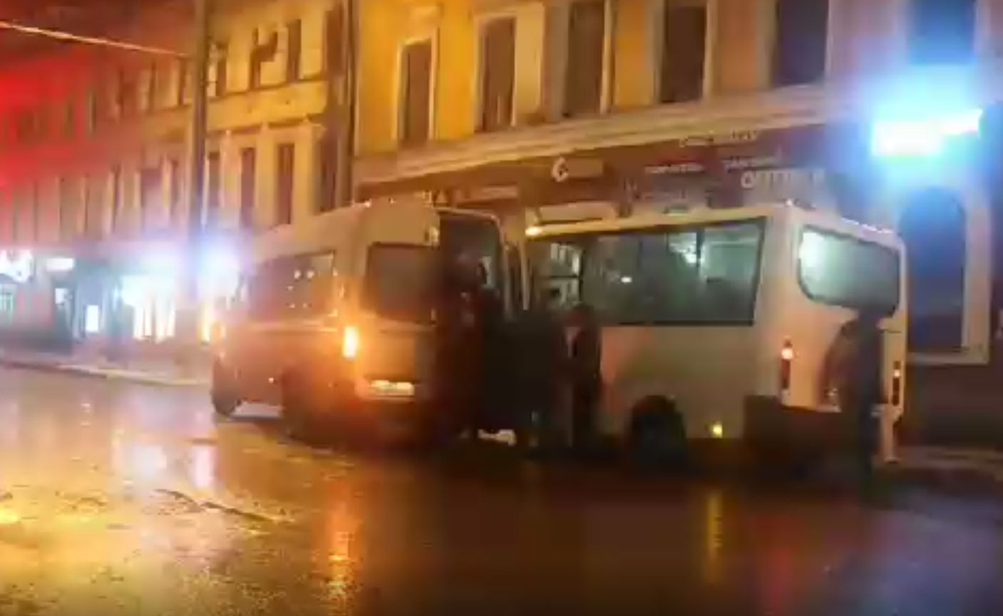 В Ярославле рядом с Торговым переулком столкнулись две маршрутки