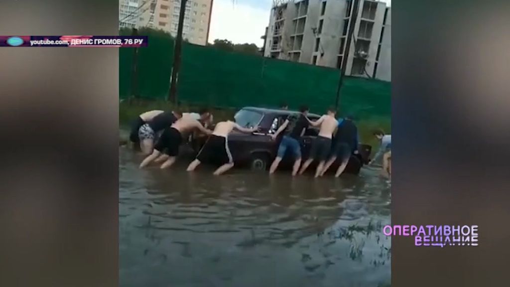 На проспекте Фрунзе автомобиль «хлебнул» воды из лужи и заглох