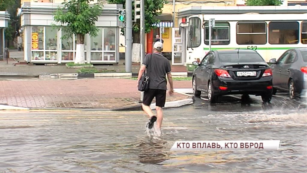 На работу вброд: затяжной дождь осложнил движение пешеходов в Ярославле