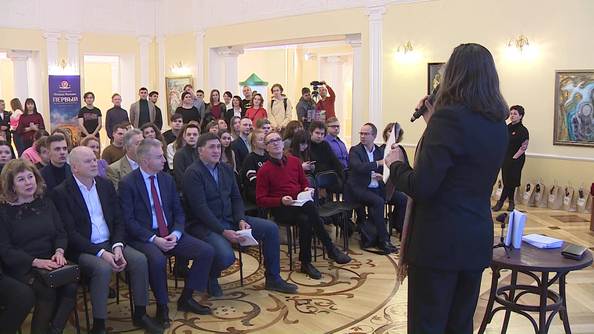 В Волковском театре презентовали книгу «Один к десяти. Театральные портреты»