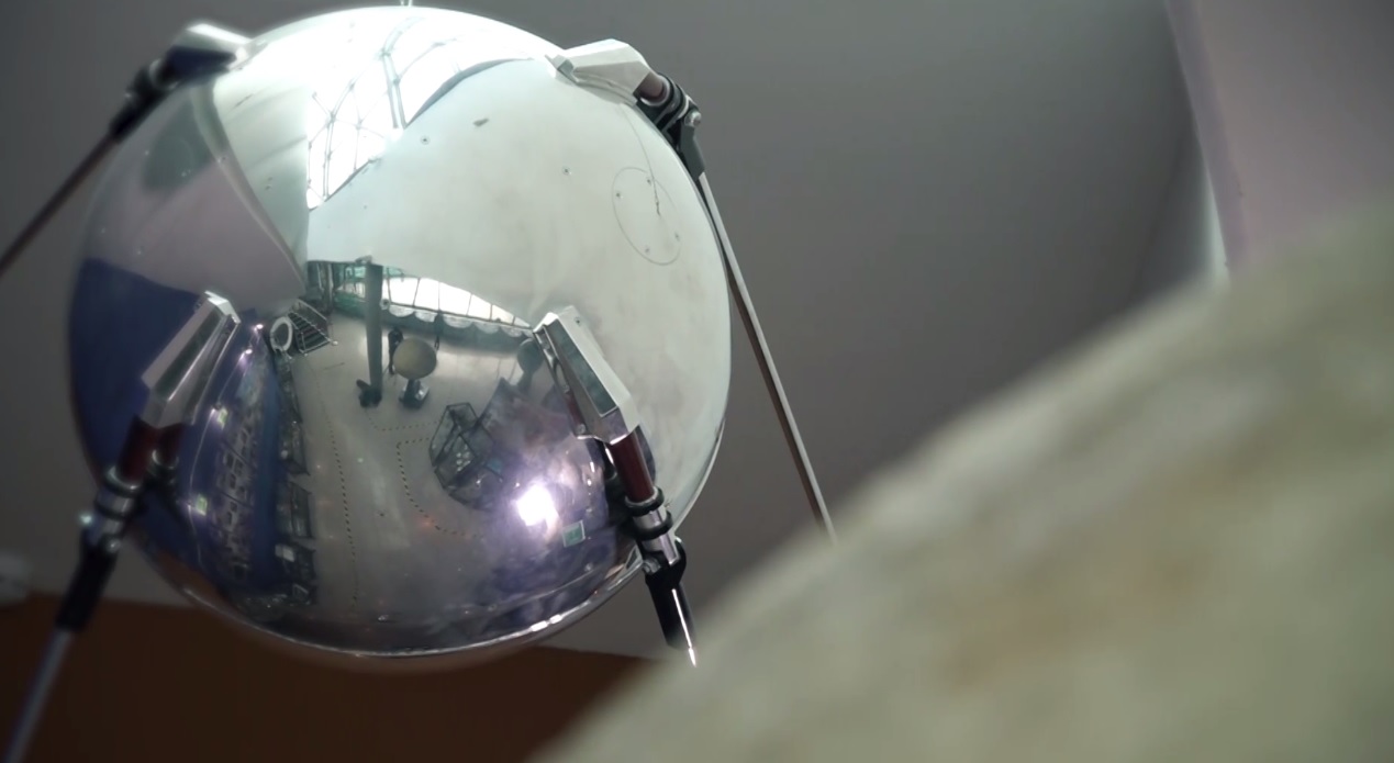 Утреннее шоу «Овсянка» от 19.04.21: рассматриваем макет первого спутника Земли и общаемся с педагогом дополнительного образования