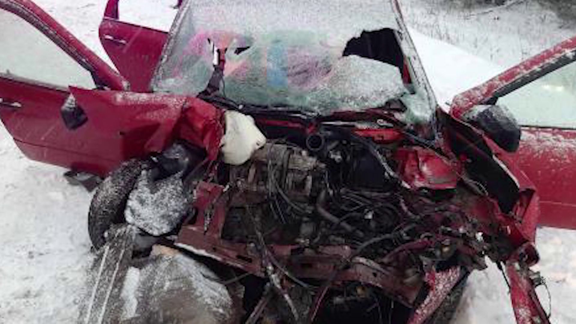 В Тутаевском районе лоб в лоб столкнулись грузовик и легковушка