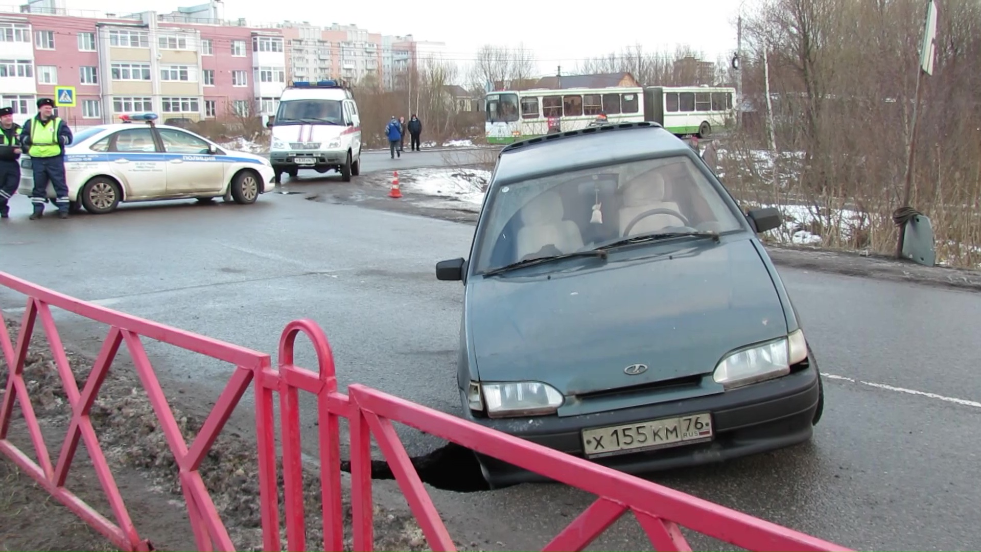 На улице Пирогова легковушка чуть не ушла под землю: все подробности утреннего ЧП