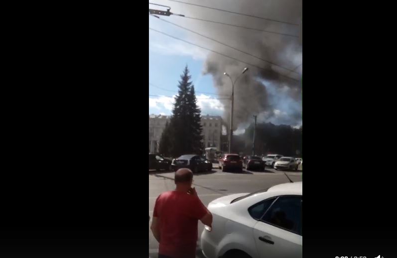 На площади Волкова полыхает огромный пожар, слышны хлопки