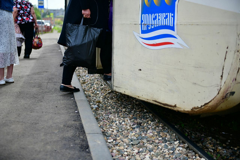 На трамвайных остановках оборудовали высокие посадочные площадки