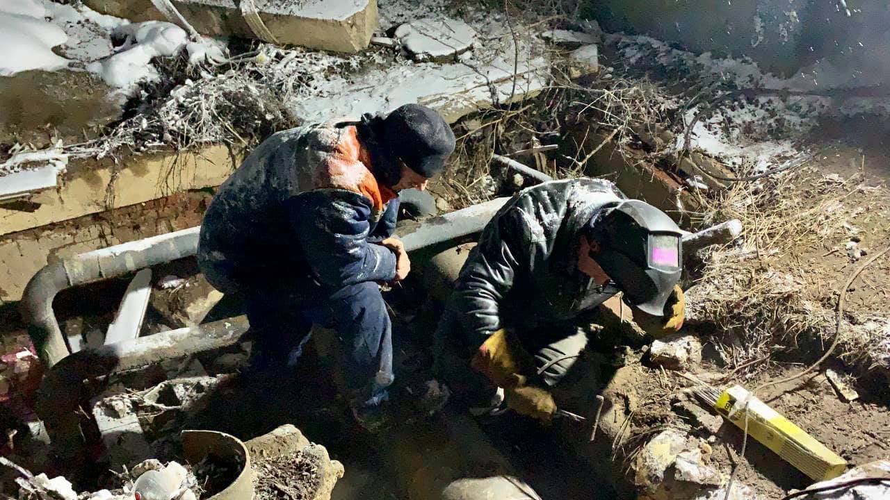 Ярославский депутат накормил горячим ужином рабочих, устраняющих последствия коммунальной аварии в Ростове