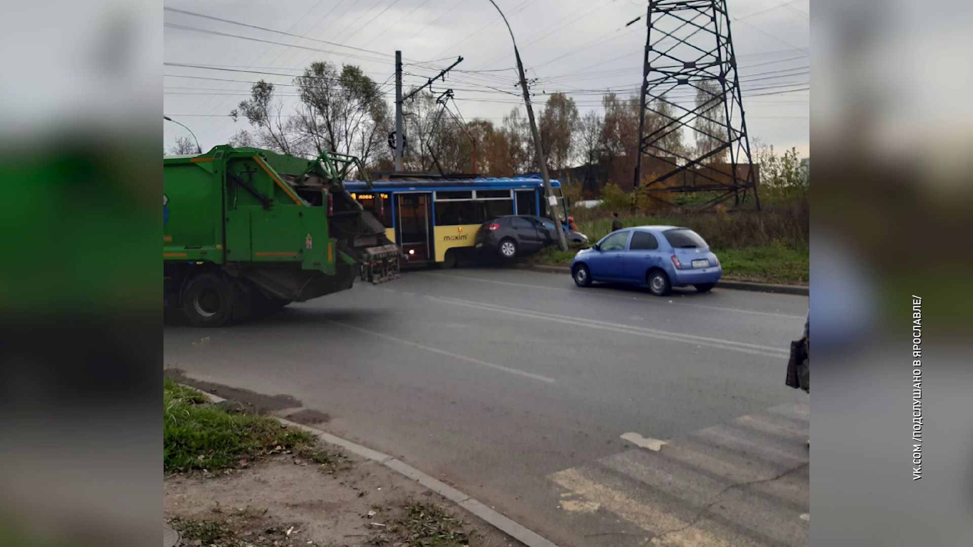 В Дзержинском районе столкнулись легковушка, трамвай и автобус