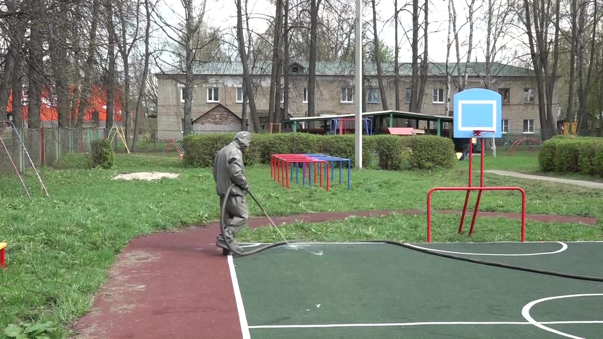 Военные провели дезинфекцию школы и детского сада в Красном Профинтерне