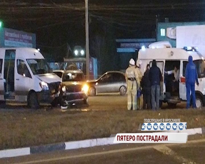 У ТРЦ на Тутаевском шоссе столкнулись легковушка и маршрутка: пострадали два ребенка