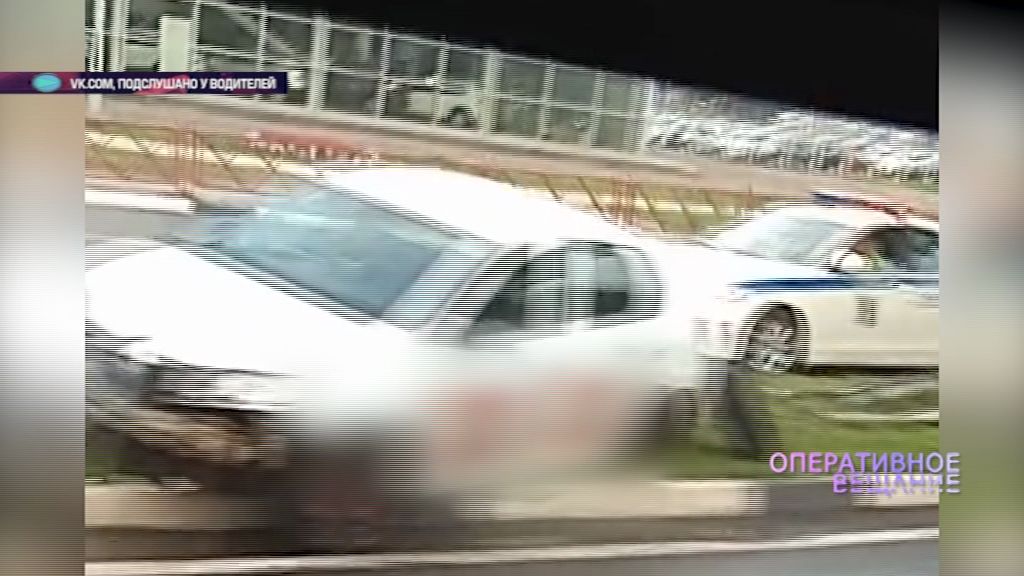 На проспекте Фрунзе такси влетело в ограждение и осталось без заднего колеса