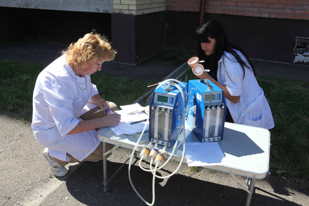 В Дзержинском районе эксперты провели забор воздуха