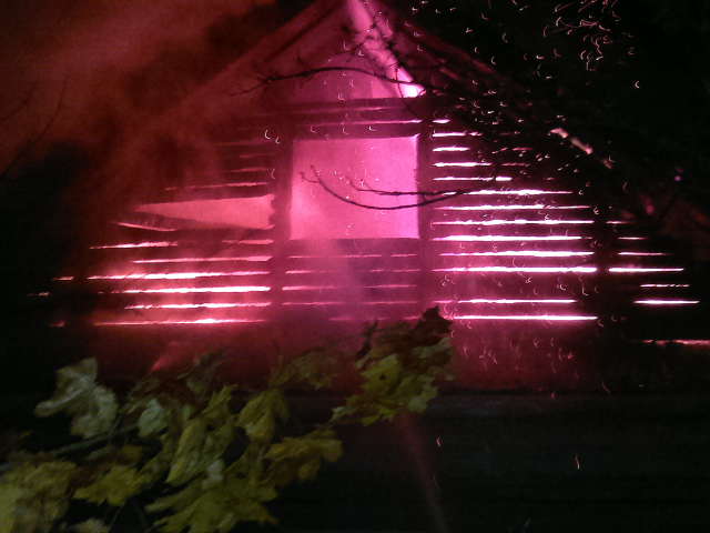 В Угличе полыхал дачный дом