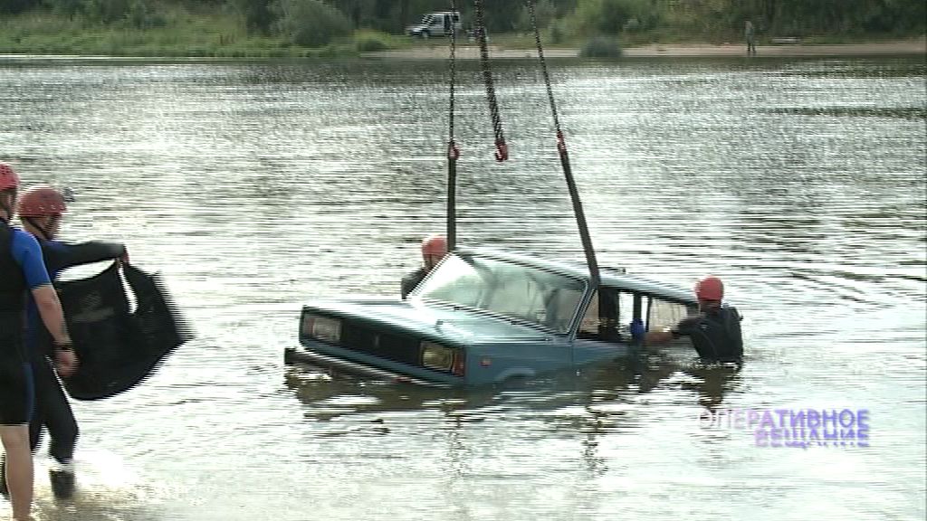 Переполох на Центральном пляже: на учениях спасатели поднимали машину со дна