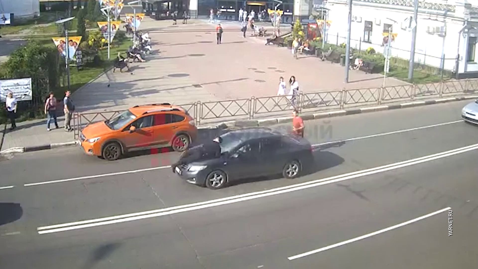 Мужчине, прокатившего судебного пристава на капоте, грозит до двух лет лишения свободы