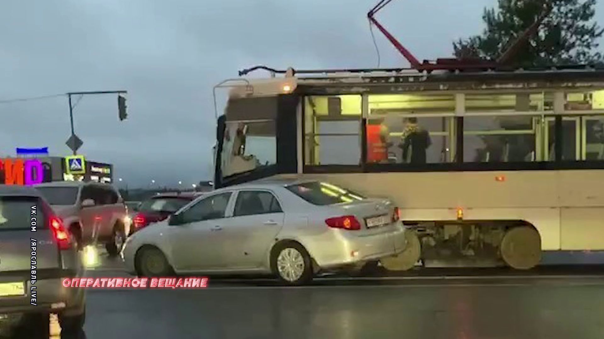 Столкнулись легковушка и трамвай: водитель автомобиля не уступил