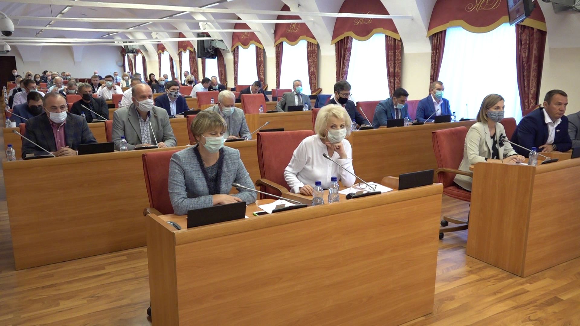 На заседании областной Думы обсудили вопрос бесплатного питания для учеников начальной школы