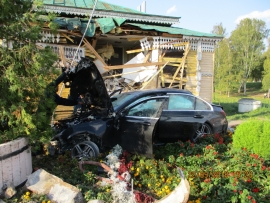 Москвич на «Мерседесе» протаранил музей быта в Угличе: едва удалось избежать жертв