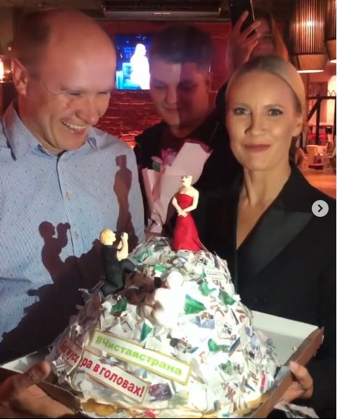 Елене Летучей вручили торт в виде горы мусора