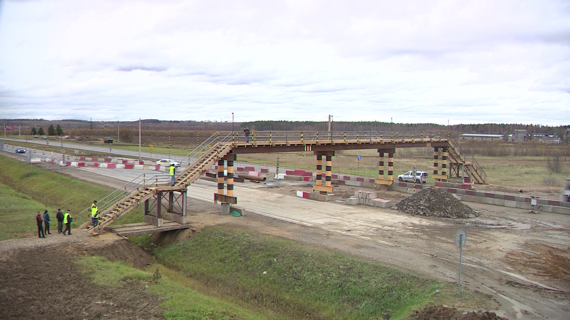 Над ремонтируемым участком трассы М8 установили надземный пешеходный переход