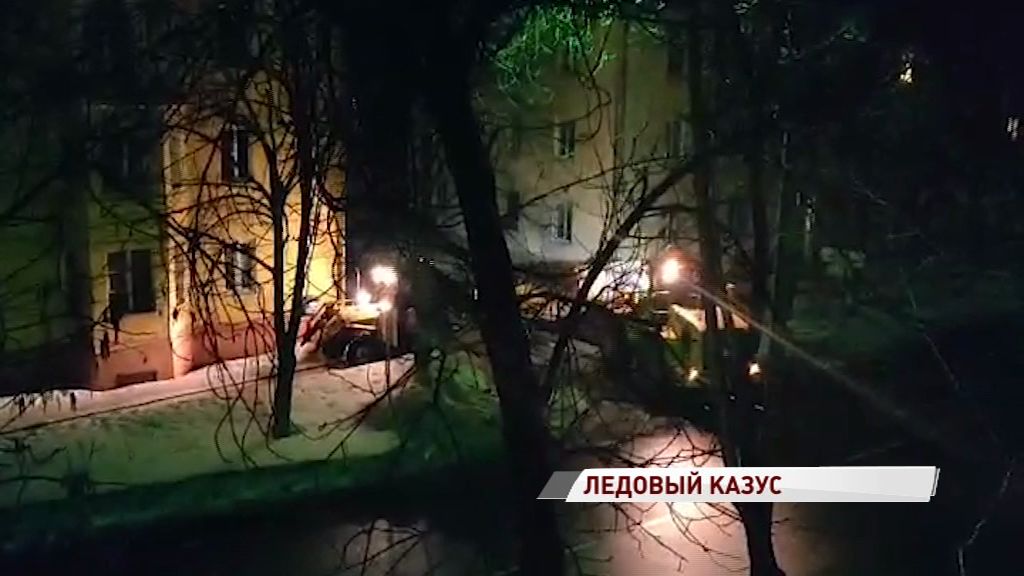 ВИДЕО: Трактор с песком не смог забраться на покрытую льдом пешеходную дорожку