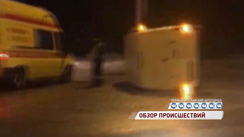 На съезде с Октябрьского моста перевернулся фургон