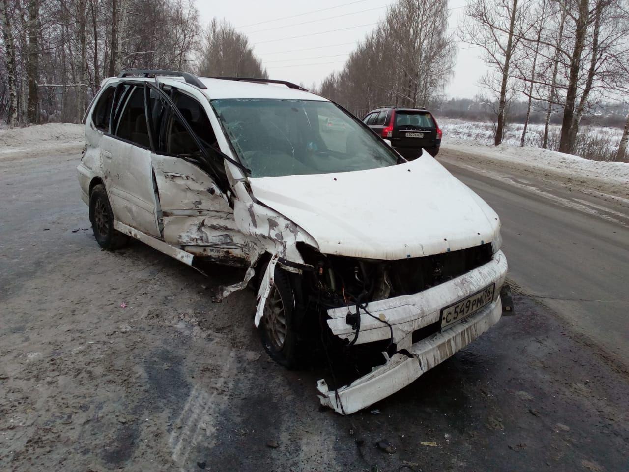 На выезде из Ярославля столкнулись три легковушки и бензовоз