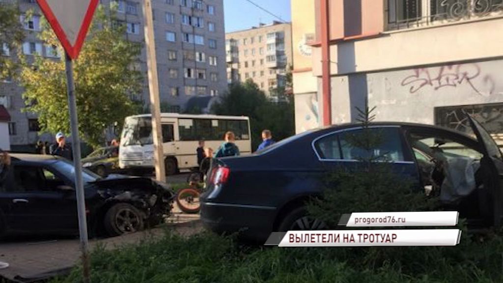 В Рыбинске две иномарки вылетели на тротуар