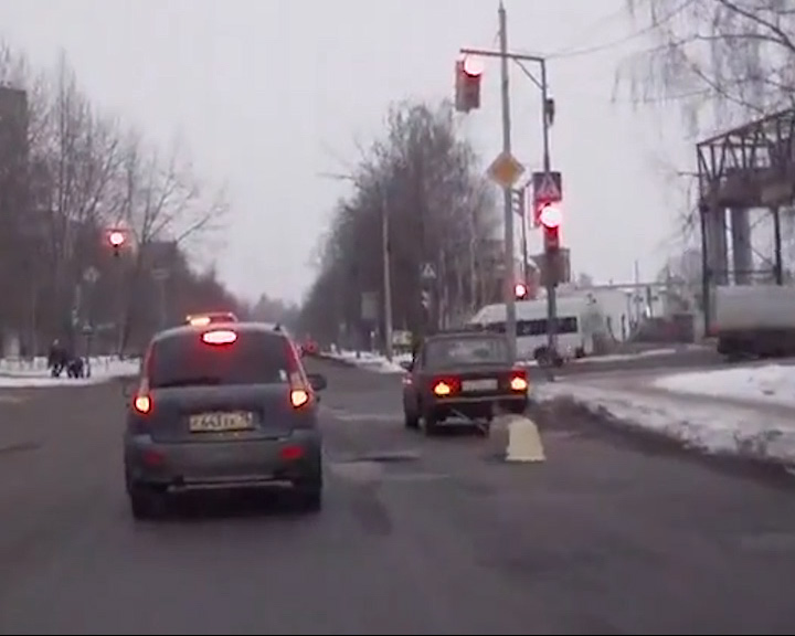 По асфальту на буксире тащат ванную