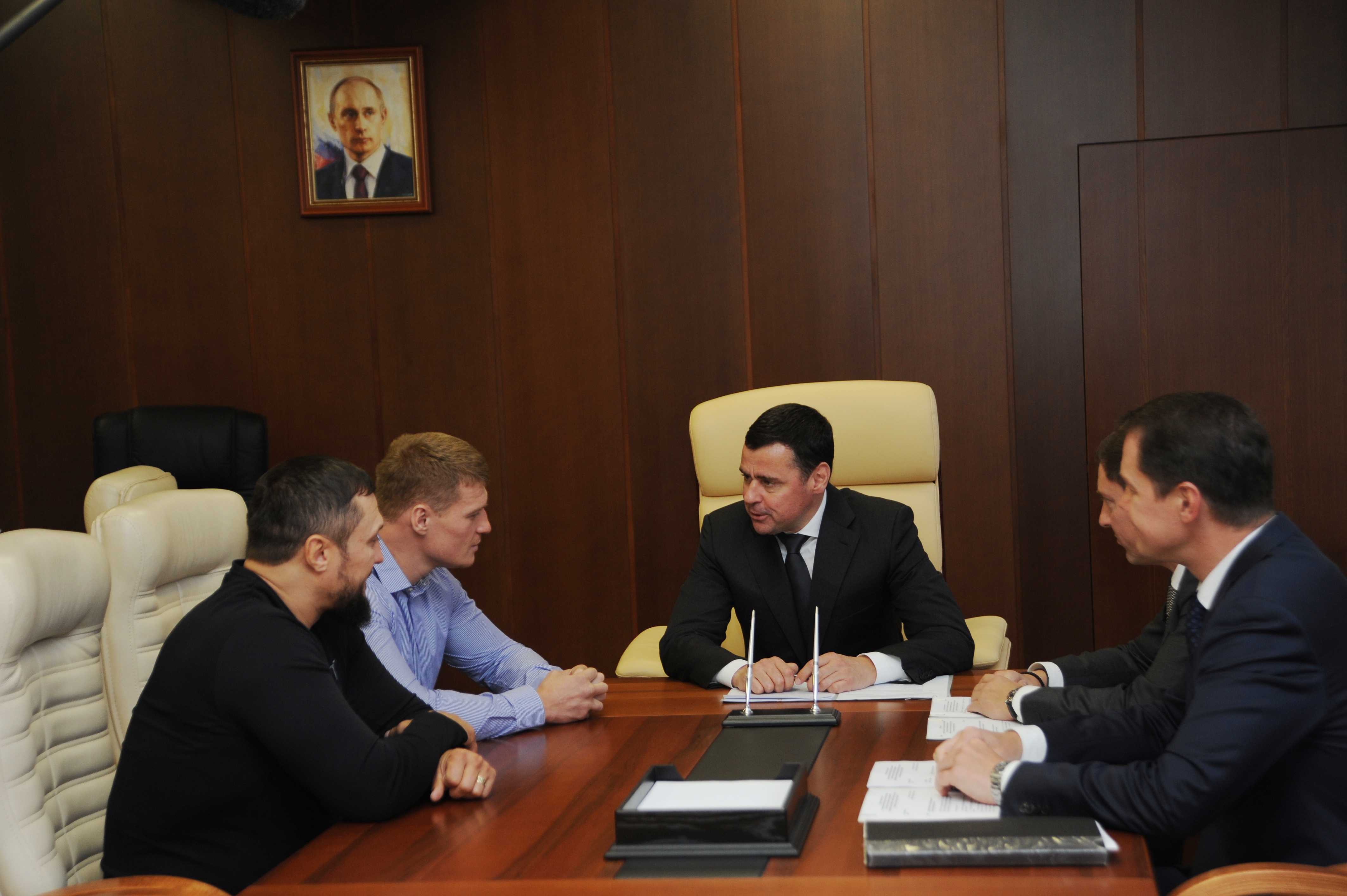 Олимпийский чемпион Александр Поветкин обсудил с Дмитрием Мироновым перспективы развития бокса в регионе