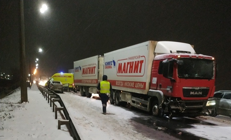 В Ярославле легковушка вылетела на встречную полосу и столкнулась с фурой