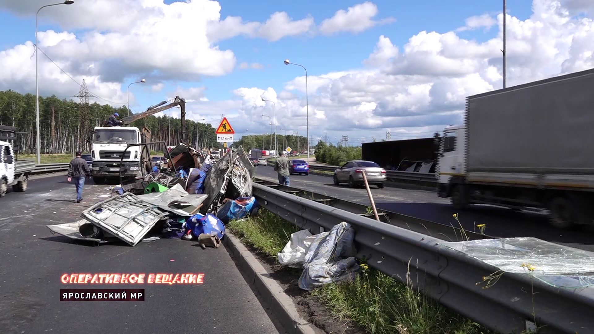 Водитель грузовика, перевернувшегося на Юбилейном мосту, госпитализирован