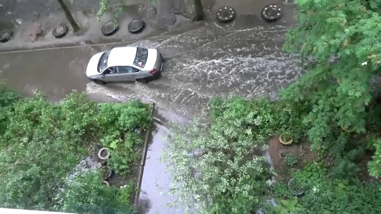 Затопленные дороги и вмятины от града: какой ущерб нанесла стихия Ярославлю