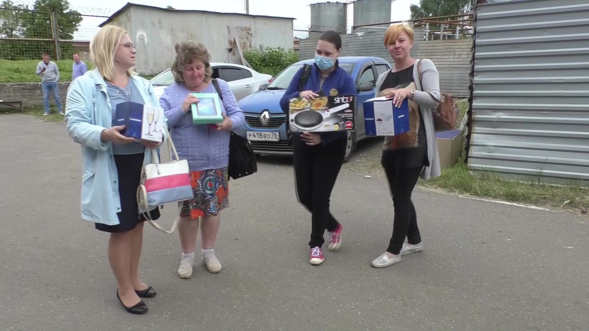 Еще 40 знатоков истории Основного закона страны получили ценные подарки