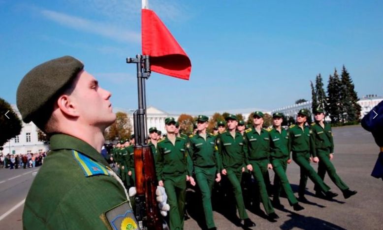 400 курсантов Ярославского военного училища приняли военную присягу