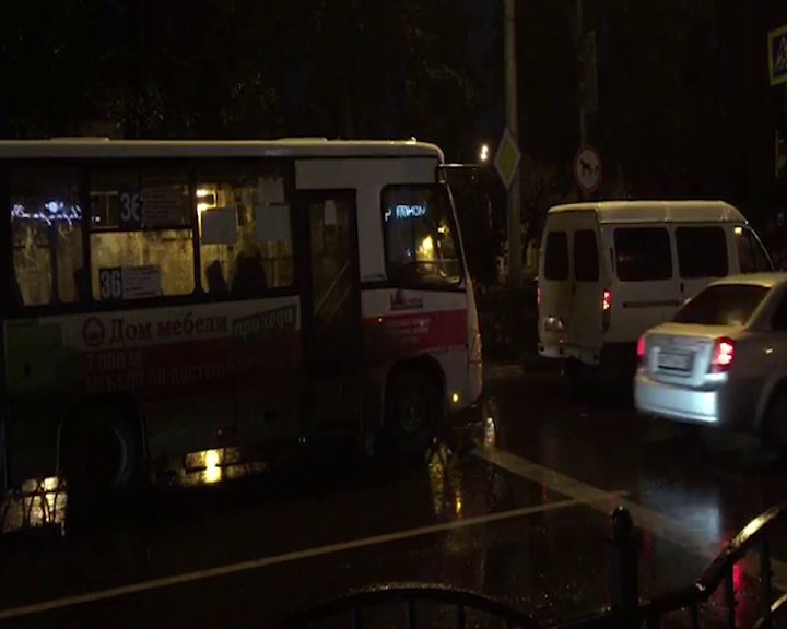 В Ярославле на Первомайской дорогу не поделили «ГАЗель» и маршрутка