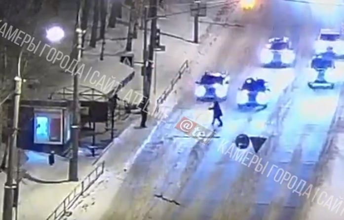 ВИДЕО : Водитель направил машину прямо на пенсионерку