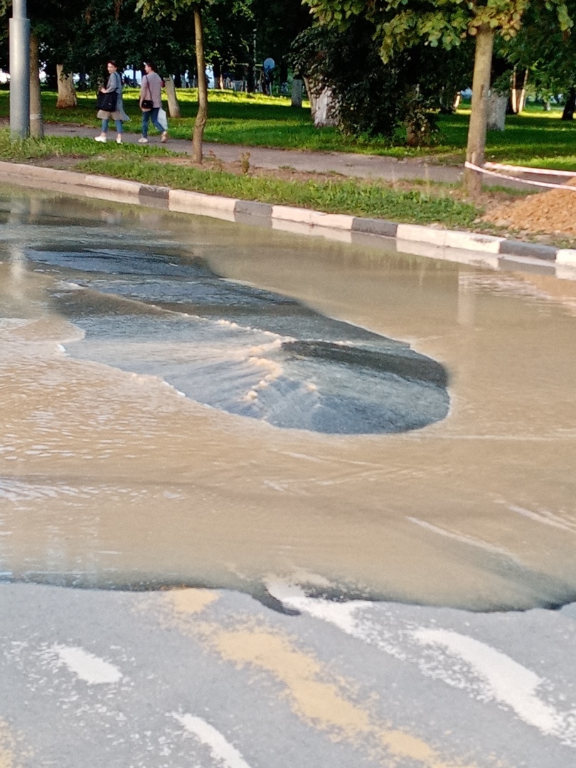 Проспект Толбухина затопило из-за коммунальной аварии