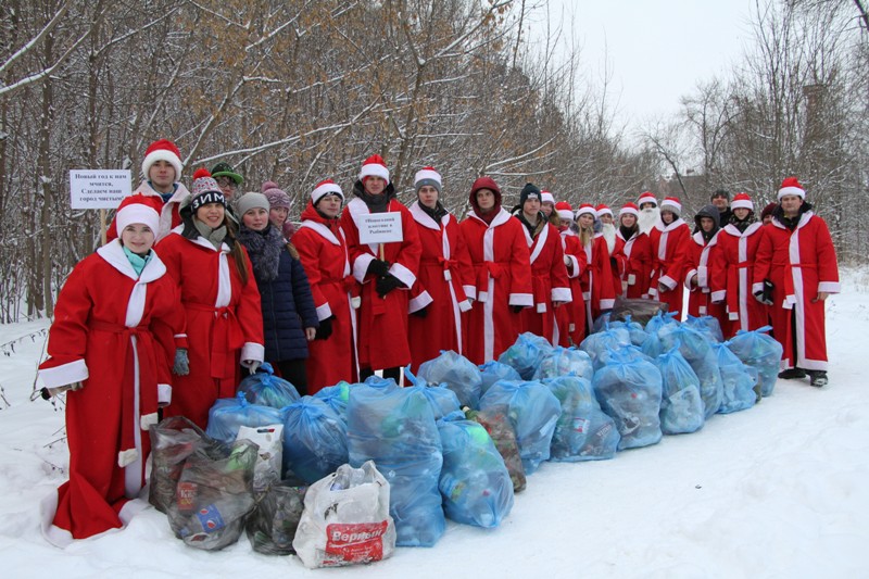 В Рыбинске Деды Морозы вышли на уборку города