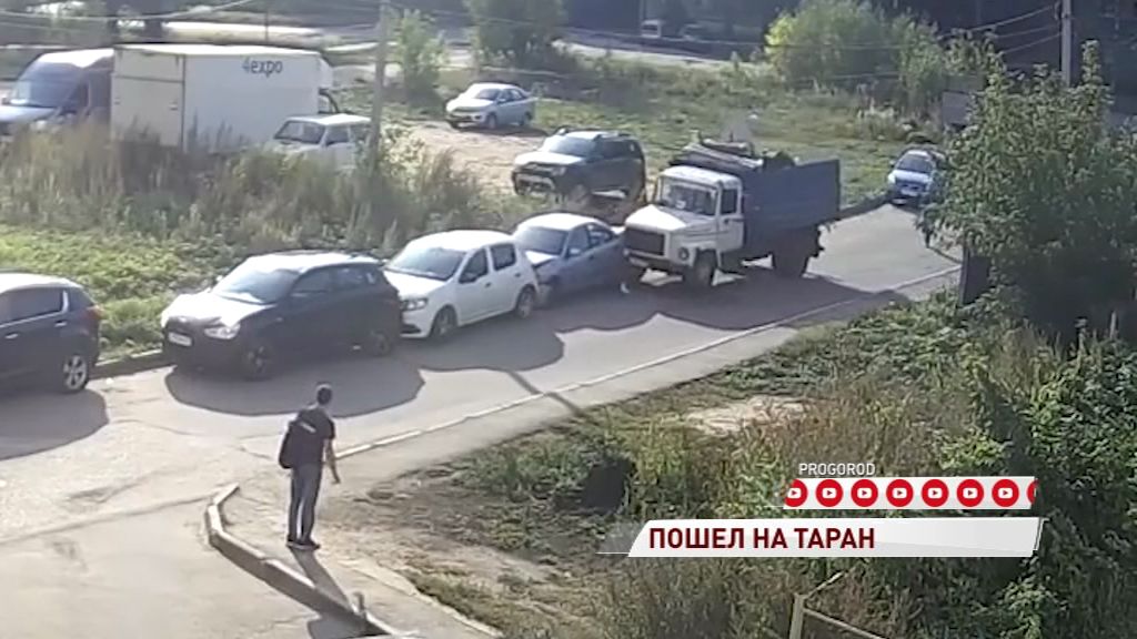 ВИДЕО: Мусоровоз протаранил три авто во Фрунзенском районе