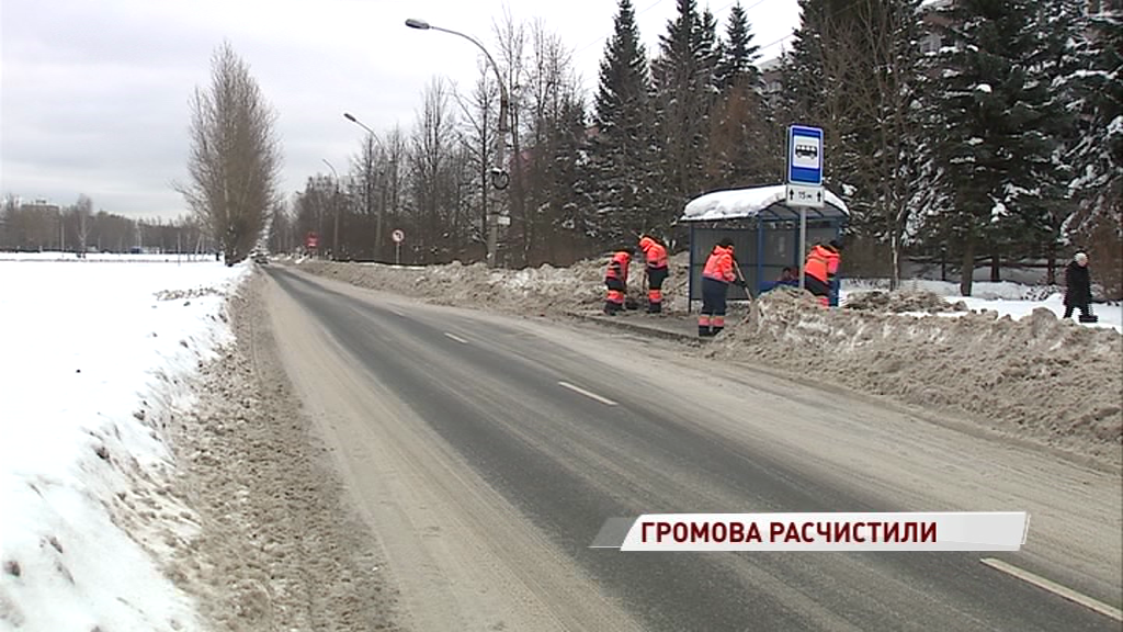 Тротуар возле остановки на улице Громова наконец-то расчистили