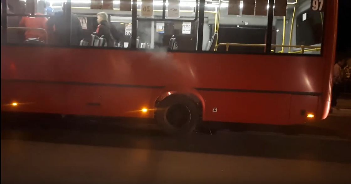 В Ярославле у маршрутки загорелось колесо. Очевидец посвятил этому событию песню
