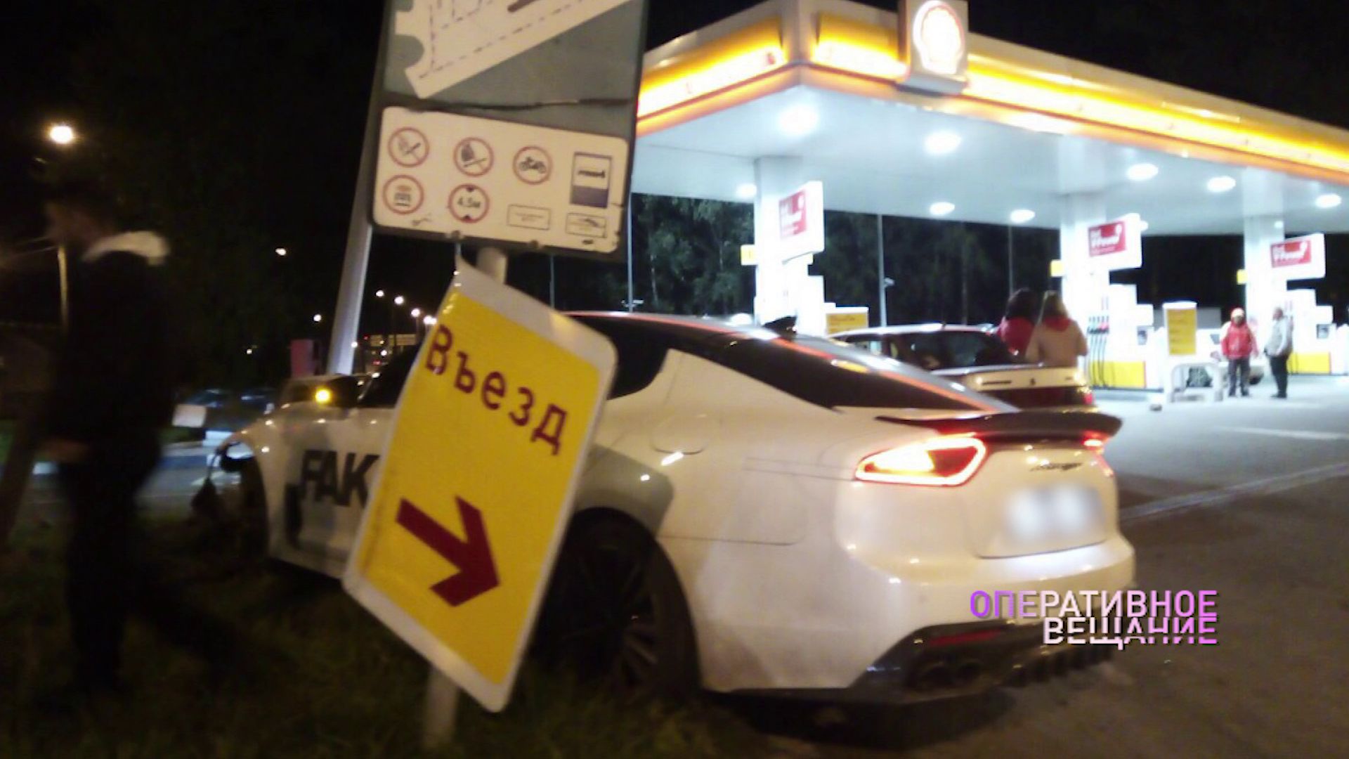 В Ярославле иномарка на огромной скорости влетела в ограждение