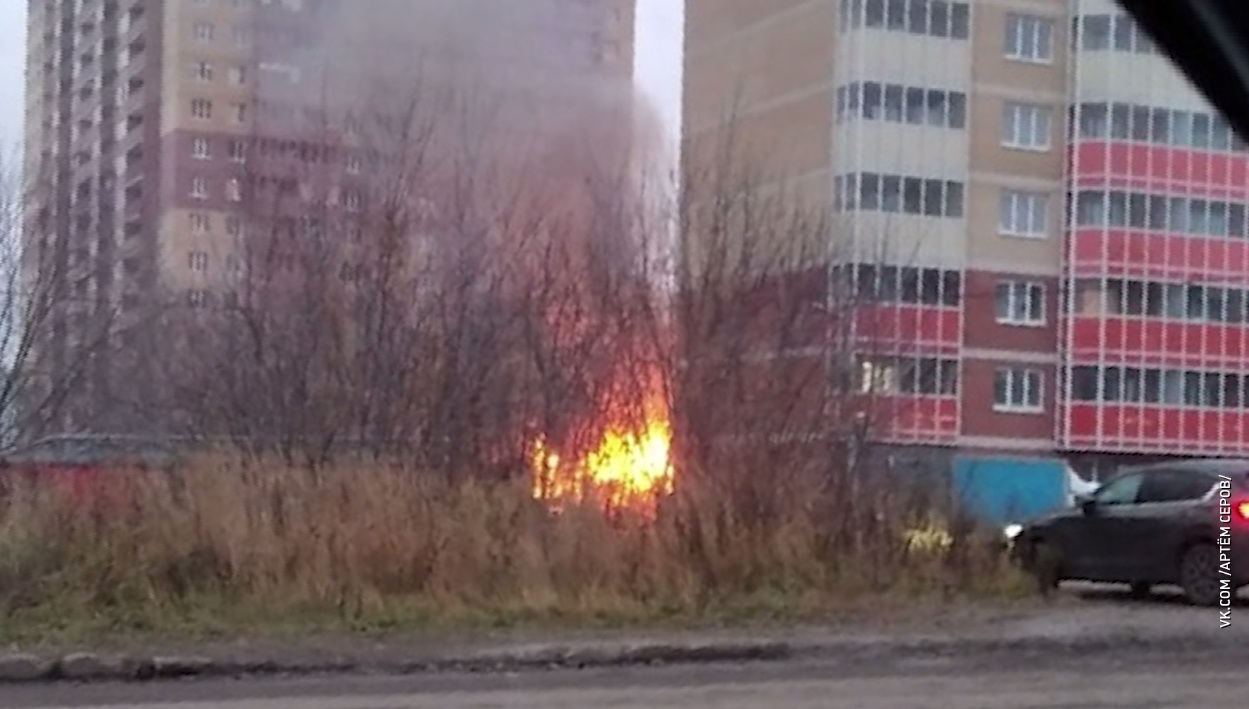 Одноэтажный дом вспыхнул на улице Щорса в Ярославле