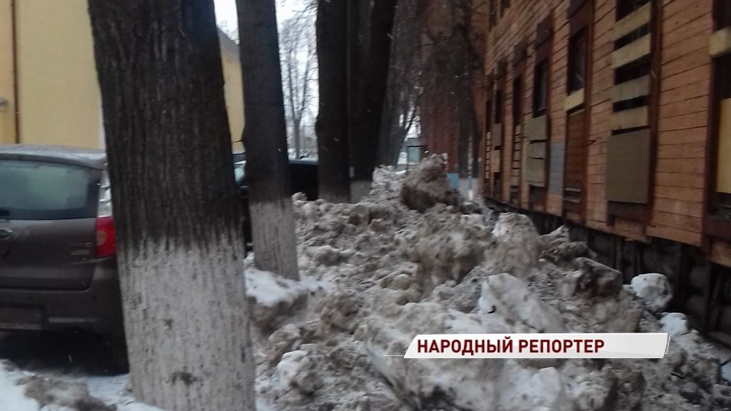 На Ползунова тротуары завалены льдом и снегом