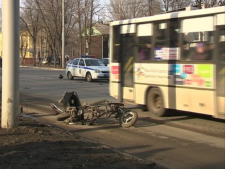 В ДТП в Ярославле серьезно пострадал скутерист