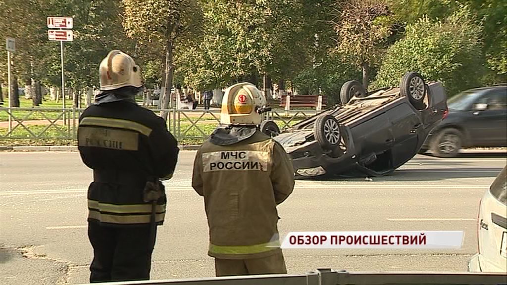 В центре Ярославля легковушка "припарковалась" на крышу