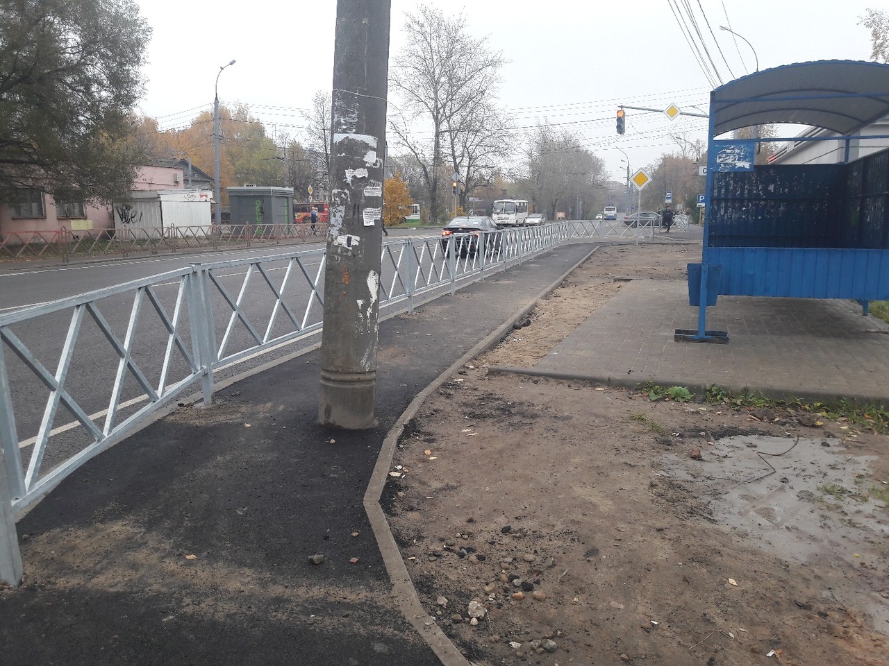 В Ярославле автобусную остановку перегородили забором